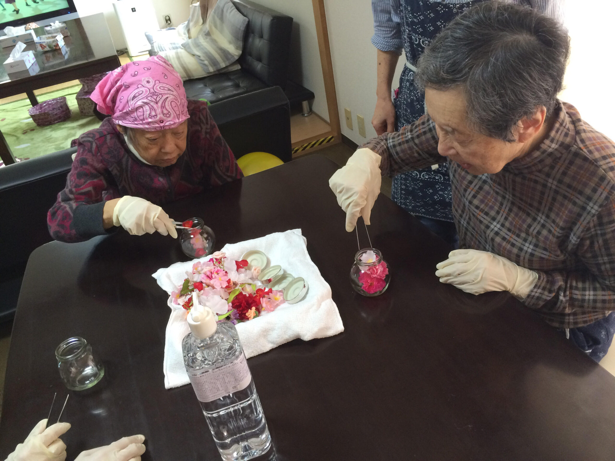 イベントの様子　ハーバリウム作り